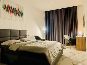 um quarto com uma cama e uma janela com cadeiras em DREAM VIEW Saguramo em Saguramo mais 34 fotografias