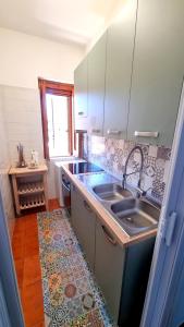 una cocina con fregadero y encimera en casa vacanze Cristoforo Colombo Holiday, en Trani