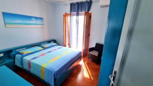 Un dormitorio con una cama en una habitación con ventana. en casa vacanze Cristoforo Colombo Holiday, en Trani