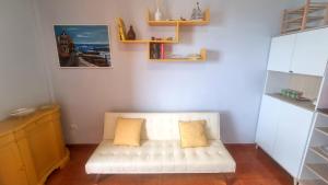 Sofá blanco con 2 almohadas en una habitación en casa vacanze Cristoforo Colombo Holiday, en Trani 50 fotos más