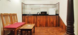 Η κουζίνα ή μικρή κουζίνα στο Hotel Manorama