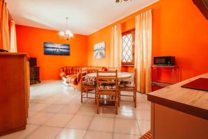 Televiisor ja/või meelelahutuskeskus majutusasutuses Casa La Quiete