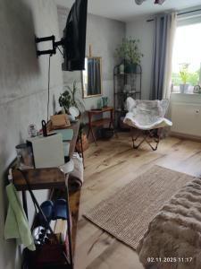 ビーレフェルトにあるEinzelzimmer neu, von Privatperson , inkl Netflixのリビングルーム(テレビ、テーブル、椅子付)