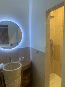 Ένα μπάνιο στο Chambre romantique avec Jacuzzi privée +7 φωτογραφίες