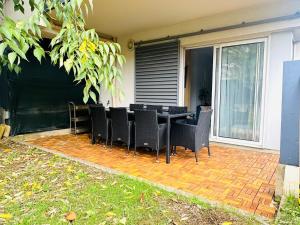 a patio with a table and chairs on a patio at Le Faure - Appartement Centre ville et Jardin 2 personnes in Valence