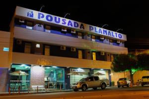 een gebouw met een vrachtwagen voor het gebouw bij Pousada Planalto in Juazeiro do Norte