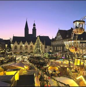un mercado de Navidad frente a un edificio con un árbol de Navidad en Ferienhaus Am Trollmönch, en Goslar