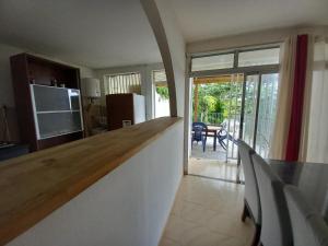 صورة لـ Grande chambre réf n1, vue mer, ventilée 2mns de la plage, du bourg de TRINITE في لا ترينيت