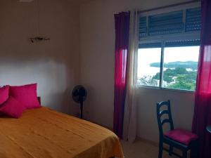 Ένα ή περισσότερα κρεβάτια σε δωμάτιο στο Grande chambre ref numéro 1, vue mer, ventilé 2mns de la plage