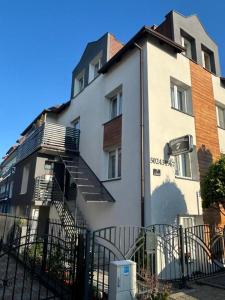 Το κτήριο όπου στεγάζεται  το διαμέρισμα