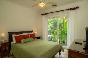 ein Schlafzimmer mit einem Bett und einem großen Fenster in der Unterkunft Del Mar 3i 3 bdr Ocean View in Los Suenos in Herradura + 29 Fotos