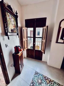 オリーバにあるOliva Courtyard Guesthouseのタイルフロアの部屋