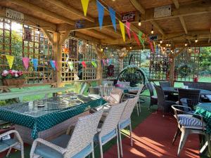 Restaurace v ubytování The Folly Self Catering Sleeps 28 7 bedrooms