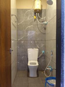 Un baño de New Anant Guest House