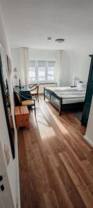 Großes Zimmer mit 2 Betten und Holzboden in der Unterkunft Ankerplatz Lichtblick in Travemünde + 23 Fotos