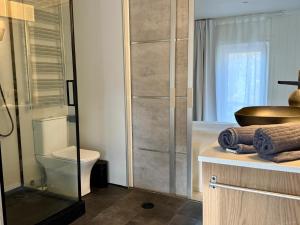 Koupelna v ubytování Ljungskile modern country lodge + 19 fotografií