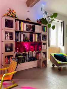 une chambre avec une étagère remplie de livres dans l'établissement Le Loft des Cévennes, à Ganges