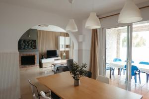 een woonkamer met een tafel en een eetkamer bij Casa Chafarinas in Vera