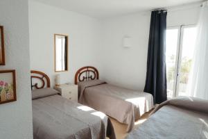 een slaapkamer met twee bedden en een raam bij Casa Chafarinas in Vera +53 foto's