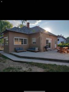 een klein huis met een patio en een picknicktafel bij Fisher house in Ároktő