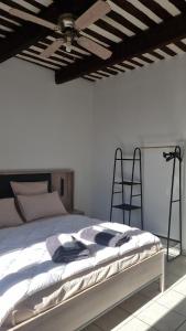 Postel nebo postele na pokoji v ubytování Stéphanie