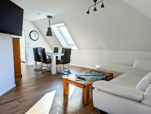 un salon avec un canapé et une table dans l'établissement Moderne Landhaus-Ferienwohnung mit Balkon, à Kempen