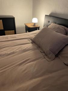 Postel nebo postele na pokoji v ubytování Cozy house with garden + 18 fotografií