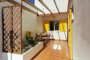 an open hallway with a table and chairs in a house at ZURIA - Casa tranquila con patio en Cabo de Gata in El Pozo de los Frailes