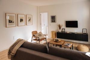 a living room with a couch and a table at ZURIA - Casa tranquila con patio en Cabo de Gata in El Pozo de los Frailes