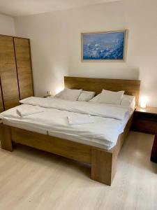 ein Schlafzimmer mit einem großen Bett mit weißer Bettwäsche in der Unterkunft Chalupa GABO in Otilia