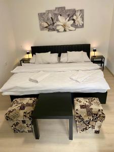 ein Schlafzimmer mit einem großen Bett mit weißer Bettwäsche in der Unterkunft Chalupa GABO in Otilia