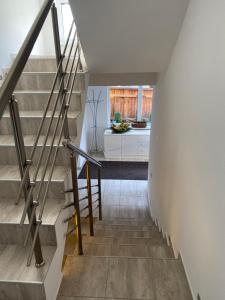 eine Treppe, die zu einem Wohnzimmer mit einem Sofa führt in der Unterkunft Chalupa GABO in Otilia