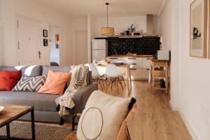 a living room with a couch and a table and a kitchen at ZURIA - Casa tranquila con patio en Cabo de Gata in El Pozo de los Frailes