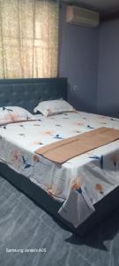 Ένα ή περισσότερα κρεβάτια σε δωμάτιο στο NEO HOME Gbawe