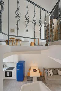 AgkidiaPhilia villas的房子里有一间小厨房和一间客厅