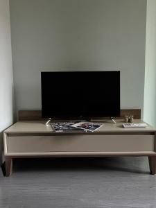 Μια τηλεόραση ή/και κέντρο ψυχαγωγίας στο Apartment in Batumi View Aps