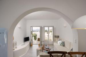 AgkidiaPhilia villas的一间带拱门和沙发的客厅 更多108张照片