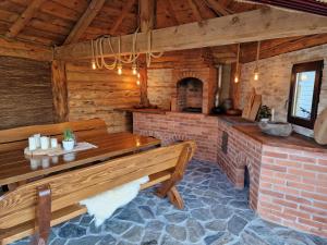 ストリンにあるMountain & Fjord View Apartmentのダイニングルーム(テーブル、レンガ造りの暖炉付)