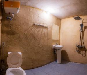ドン・ヴァンにあるSa Mộc homeのトイレと洗面台のあるバスルーム