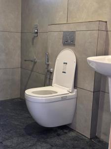 um banheiro com vaso sanitário e pia em The Tea Leaf Munnar em Anachal