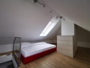 une chambre avec un lit et une lucarne dans l'établissement Moderne Landhaus-Ferienwohnung mit Balkon, à Kempen
