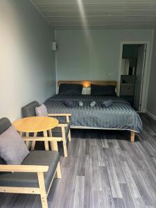 a bedroom with a bed and a table and chairs at Bungalows Apple Haad Yao in Haad Tian