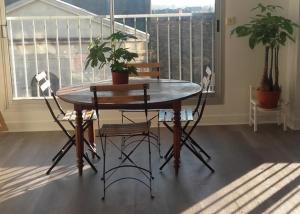 ein Tisch und Stühle in einem Zimmer mit Fenster in der Unterkunft Chambre cosy à Caen centre in Caen
