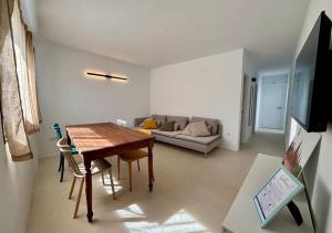 a living room with a table and a couch at casamujeres in Punta de Mujeres