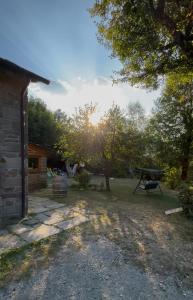 a view of the backyard of a house with the sun setting at Il Seccatoio in Riolunato