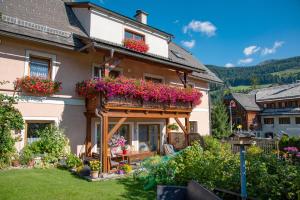 WeisspriachにあるHaus Prodingerの正面に花箱がある家 +20枚の写真