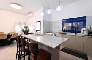 Kuchyň nebo kuchyňský kout v ubytování אחוזת סנטוריני - וילה מהממת עם בריכה מחוממת מקורה וג'קוזי בעין יעקב