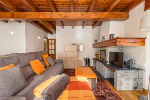 GessaにあるGessa Baqueiraのソファと暖炉のあるリビングルーム