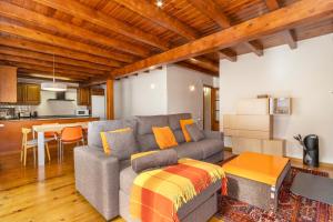 GessaにあるGessa Baqueiraのソファとテーブルのあるリビングルーム