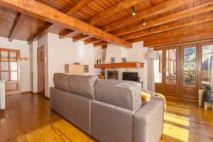GessaにあるGessa Baqueiraの木製天井のリビングルーム(ソファ付)